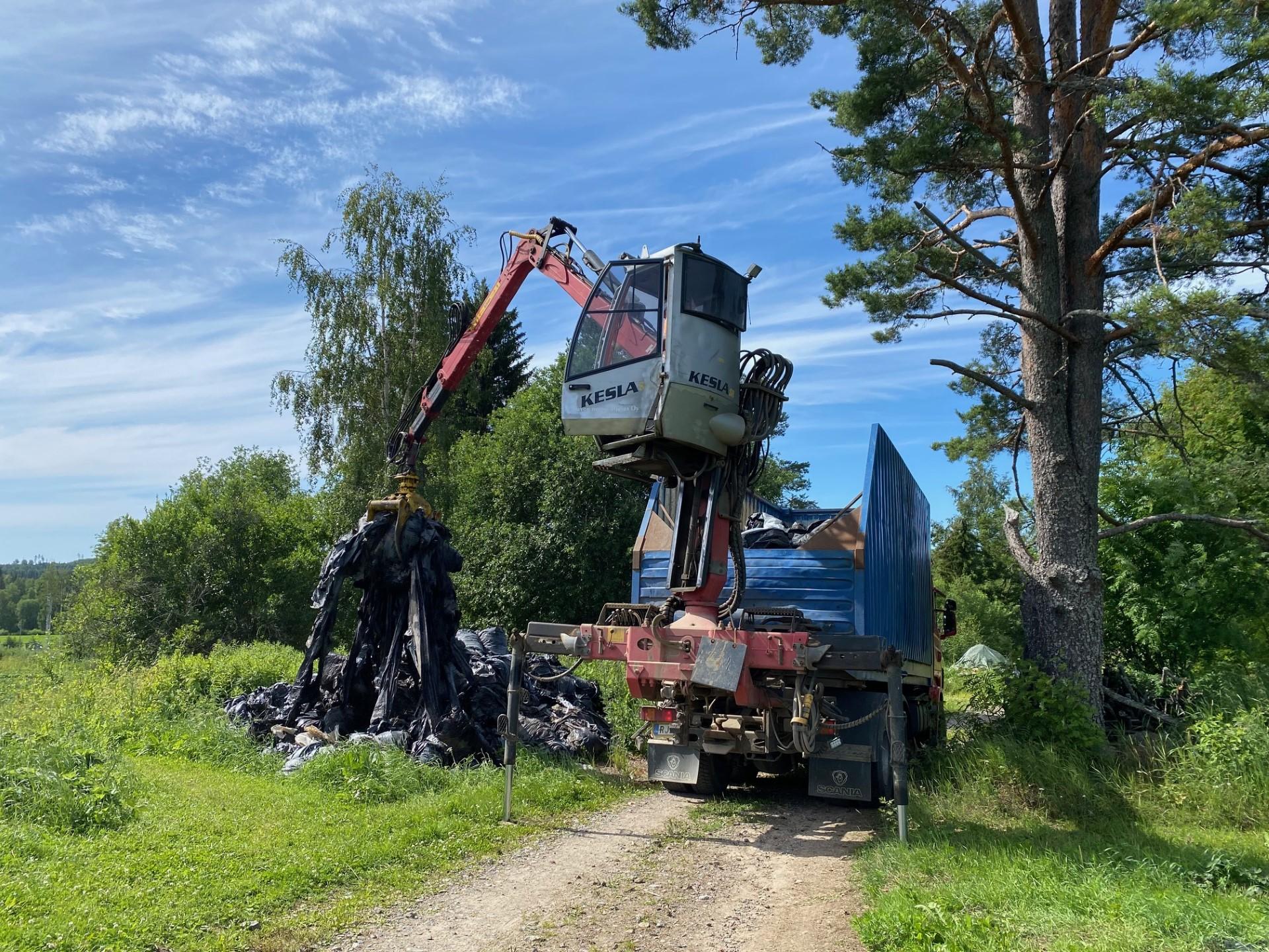 Katemuovijätteen lastausta MuKi-hanke 2023